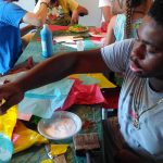 CasaOz - educatori e bambini all'opera durante il laboratorio creativo