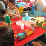 CasaOz - bambini all'opera durante il laboratorio creativo
