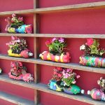 CasaOz - fioriere ricavate dalle bottiglie di plastica e riempite con le primule di primavera durante il laboratorio creativo
