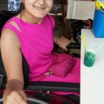 CasaOz - bambina sorridente che gusta la propria merenda