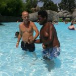 CasaOz - un educatore accompagna un ragazzo in acqua nella piscina di Zoom