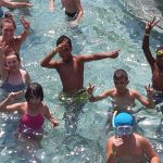 CasaOz - bambini felici sorridono nella piscina di Zoom